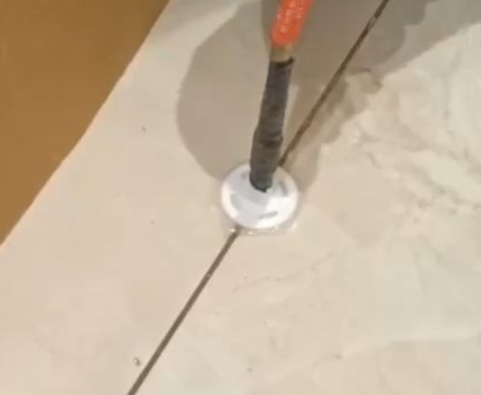 皇姑瓷砖空鼓维修公司专业解答瓷砖在铺贴过程中，如果没有涂抹均匀到位的粘结材料（如水泥砂浆或瓷砖胶），可能会导致以下问题