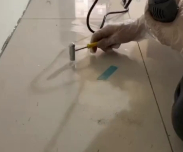 皇姑瓷砖开裂维修公司专业分享瓷砖在铺贴前如果没有沥干水分，将会导致以下问题